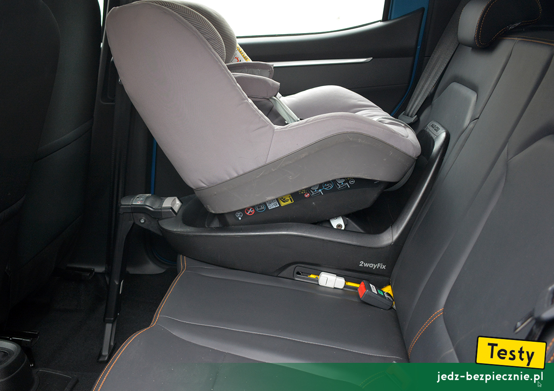 Testy - Dacia Spring - próba z montażem fotelika na bazie Isofix, i-Size, Maxi-Cosi, tyłem do kierunku jazdy