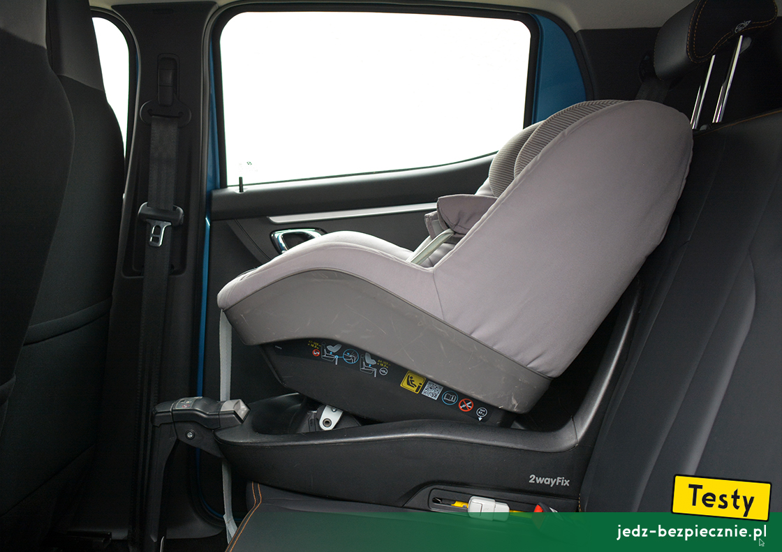 Testy - Dacia Spring - próba z montażem fotelika na bazie Isofix, i-Size, Maxi-Cosi, przodem do kierunku jazdy