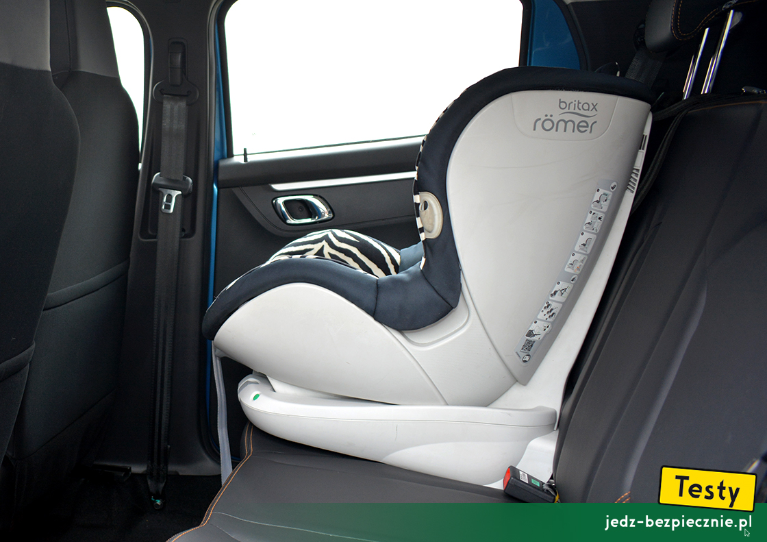 Testy - Dacia Spring - próba z montażem fotelika dziecięcego Britax-Romer, grupa 1, Isofix, top-tether, kanapa