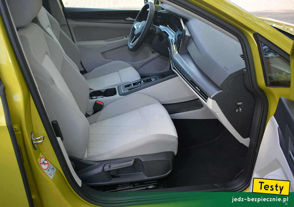 Testy - Volkswagen Golf VIII hatchback eHybrid - miejsce na nogi, fotel pasażera