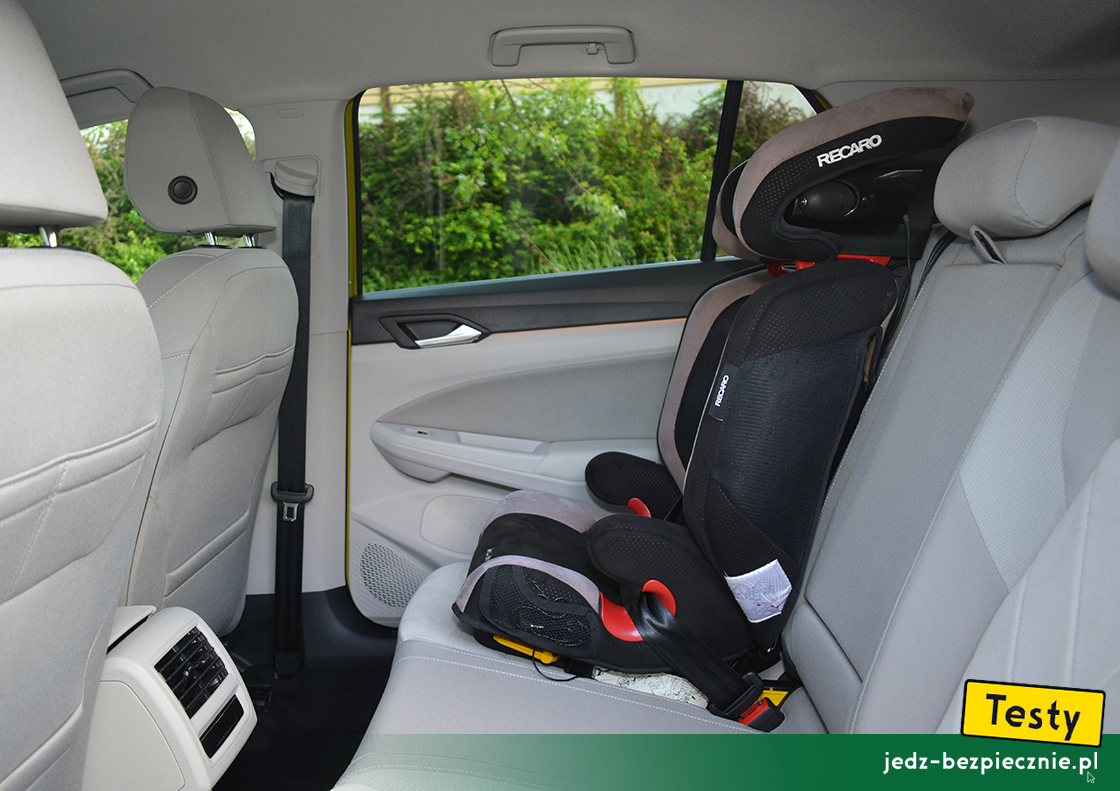 Testy - Volkswagen Golf VIII hatchback eHybrid - próba z montażem fotelika dziecięcego na kanapie, przodem do kierunku jazdy, Isofix