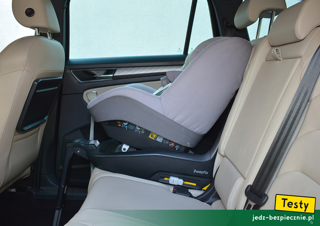 Testy - Skoda Kodiaq fl II 5-osobowa - próba z ustawieniem na bazie 2WayFix fotelika 2WayPearl, Isofix, i-Size, kanapa, przodem do kierunku jazdy