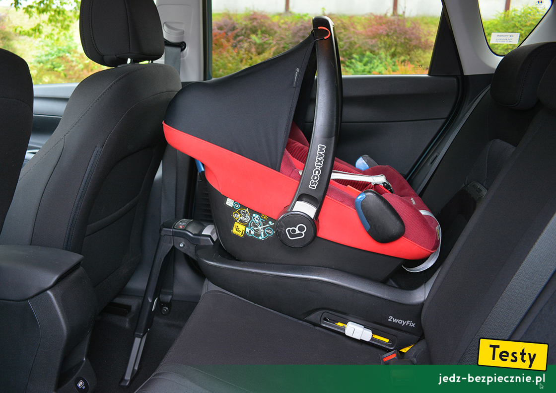 Testy - Hyundai Bayon - próba z ustawieniem na bazie 2WayFix fotelika Maxi-Cosi Pebble Plus, Isofix, i-Size, kanapa, tyłem do kierunku jazdy