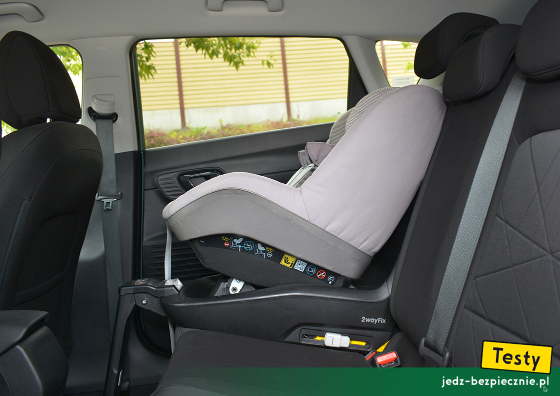 Testy - Hyundai Bayon - próba z ustawieniem na bazie 2WayFix fotelika 2WayPearl, Isofix, i-Size, kanapa, przodem do kierunku jazdy