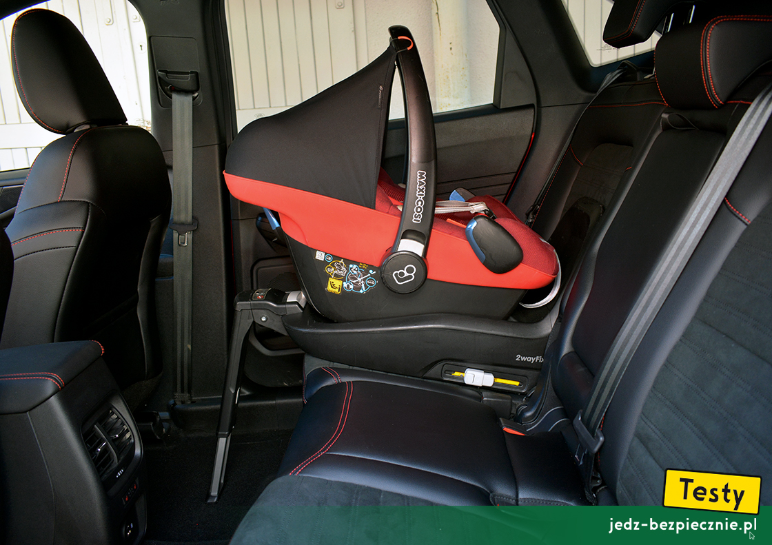 Testy - Ford Kuga III plug-in - próba z montażem na kanapie fotelika dziecięcego Maxi-Cosi Pebble Plus na bazie 2WayFix, tyłem do kierunku jazdy