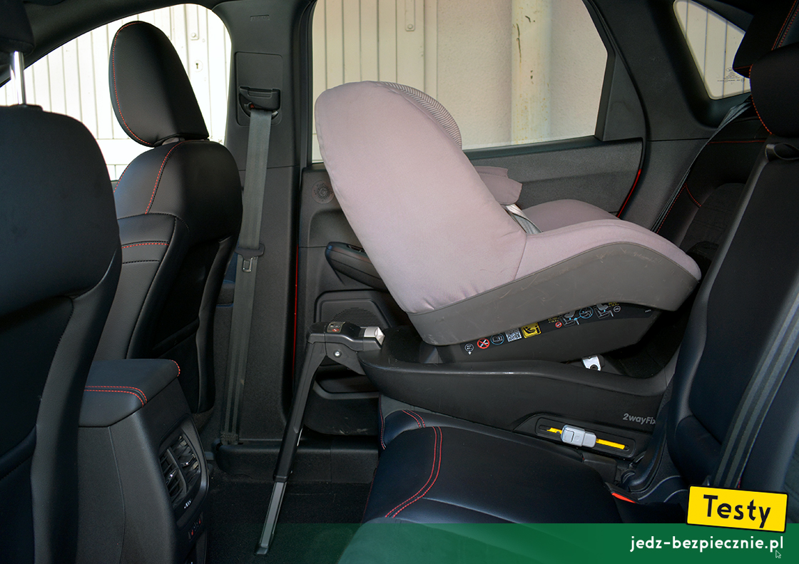 Testy - Ford Kuga III plug-in - próba z montażem na kanapie fotelika dziecięcego Maxi-Cosi 2WayPearl na bazie 2WayFix, tyłem do kierunku jazdy