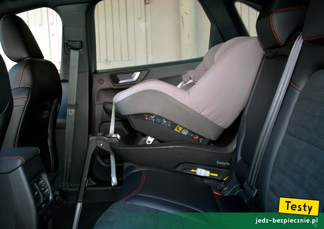 Testy - Ford Kuga III plug-in - próba z montażem na kanapie fotelika dziecięcego Maxi-Cosi 2WayPearl na bazie 2WayFix, przodem do kierunku jazdy