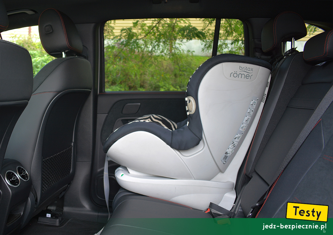 Testy - Mercedes EQB 300 4Matic, 5-osobowy - próba z montażem fotelika dziecięcego z grupy 1, Isofix, i-size, top-tether, przodem do kierunku jazdy, Britax-Romer, kanapa