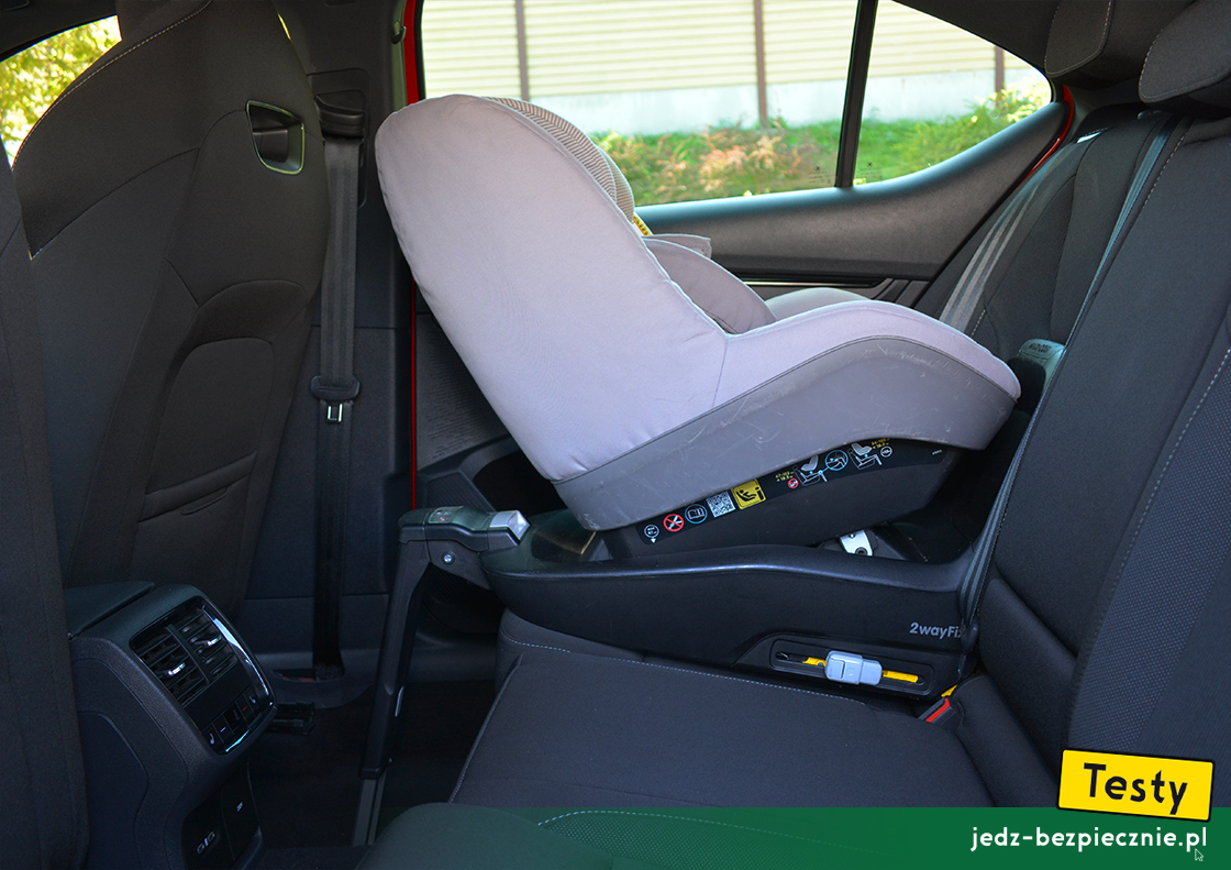 Testy - Skoda Octavia IV liftback - próba montażu fotelika dziecięcego z grupy 0/1, Isofix, i-Size, kanapa, tyłem do kierunku jazdy, baza