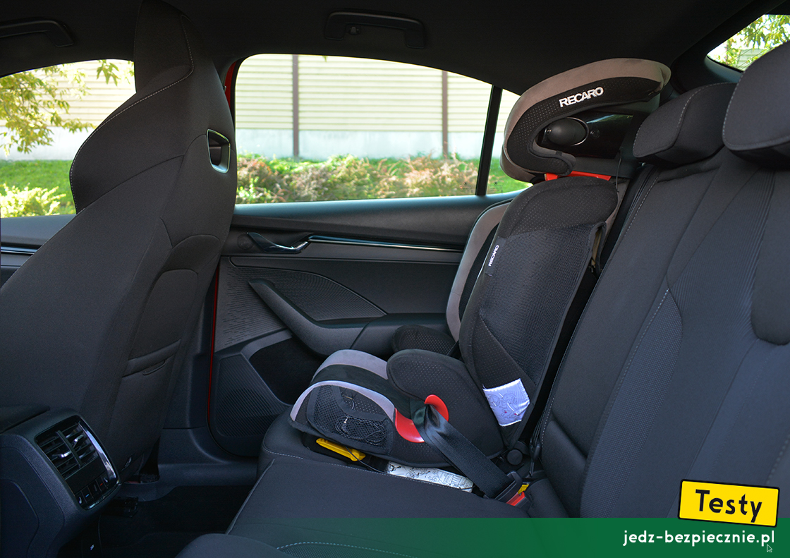 Testy - Skoda Octavia IV liftback - próba montażu fotelika dziecięcego z grupy 2/3, Isofix, samochodowy pas bezpieczeństwa, kanapa, przodem do kierunku jazdy
