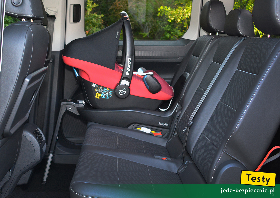 Testy - Ford Grand Tourneo Connect III 5-osobowy - próba montażu fotelika-nosidełka Maxi-Cosi, baza Isofix, i-Size, tyłem do kierunku jazdy, kanapa