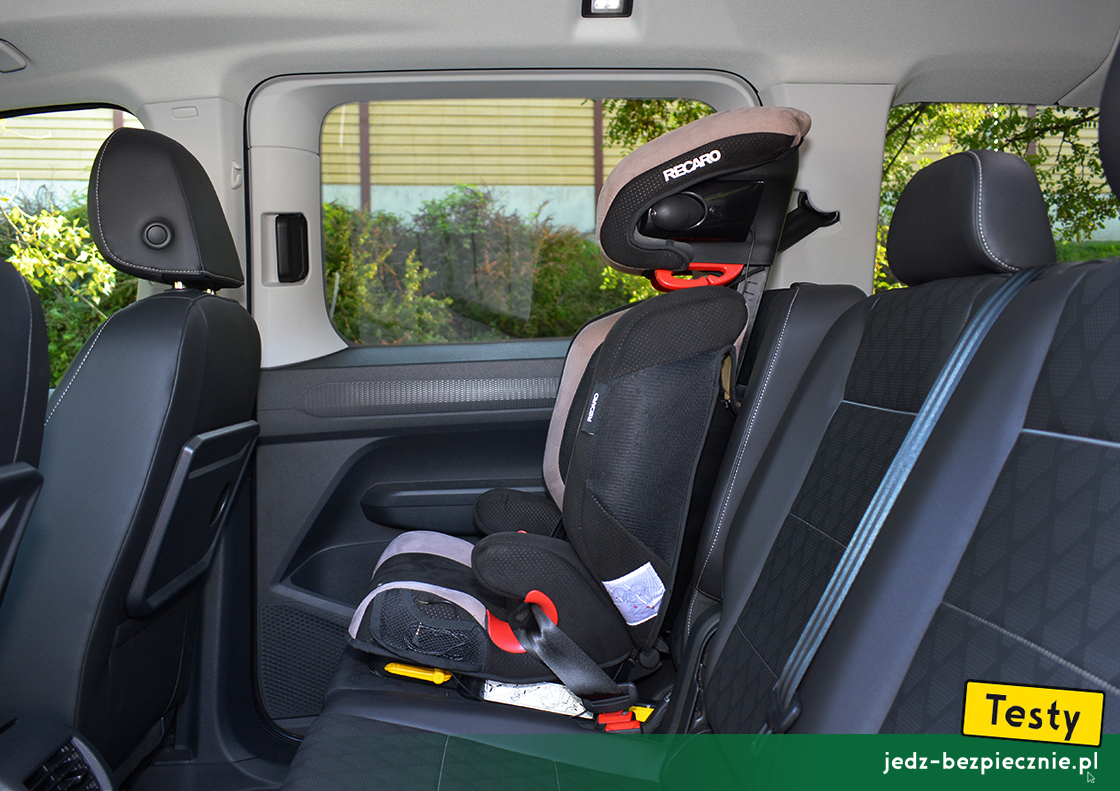 Testy - Ford Grand Tourneo Connect III 5-osobowy - próba montażu fotelika Recaro, grupa 2-3, Isofix, pas bezpieczeństwa, przodem do kierunku jazdy, kanapa