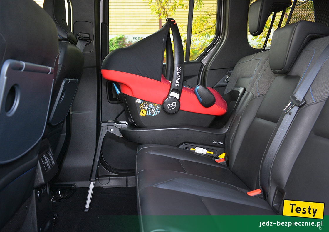 Testy - Nissan Townstar kombi - próba z montażem fotelika-nosidełka na kanapie, Maxi-Cosi, Pebble Plus, tyłem do kierunku jazdy, baza Isofix, 2WayFix, i-Size