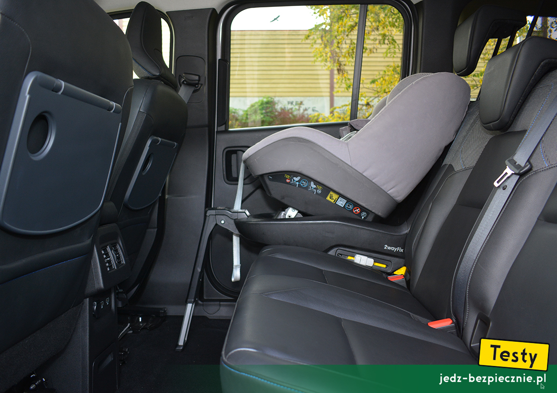 Testy - Nissan Townstar kombi - próba z montażem fotelika na kanapie, Maxi-Cosi, 2WayPearl, przodem do kierunku jazdy, baza Isofix, 2WayFix, i-Size