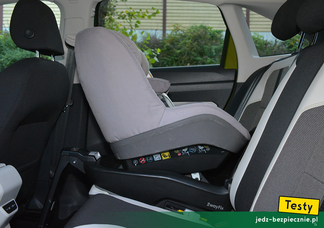 Testy - Volkswagen Taigo - próba montażu fotelika Maxi-Cosi, 2WayPearl, baza, 2WayFix, tyłem do kierunku jazdy, Isofix, i-Size, kanapa