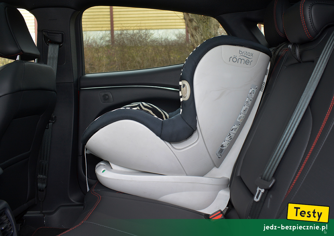 Testy - Ford Mustang Mach-E AWD - montaż na kanapie fotelika dziecięcego, grupa 1, Isofix, top-tether, Britax-Romer, przodem do kierunku jazdy