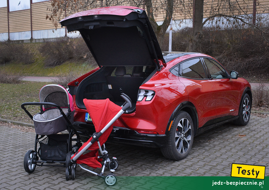 Testy - Ford Mustang Mach-E AWD - próby z pakowaniem do bagażnika wózków dziecięcych
