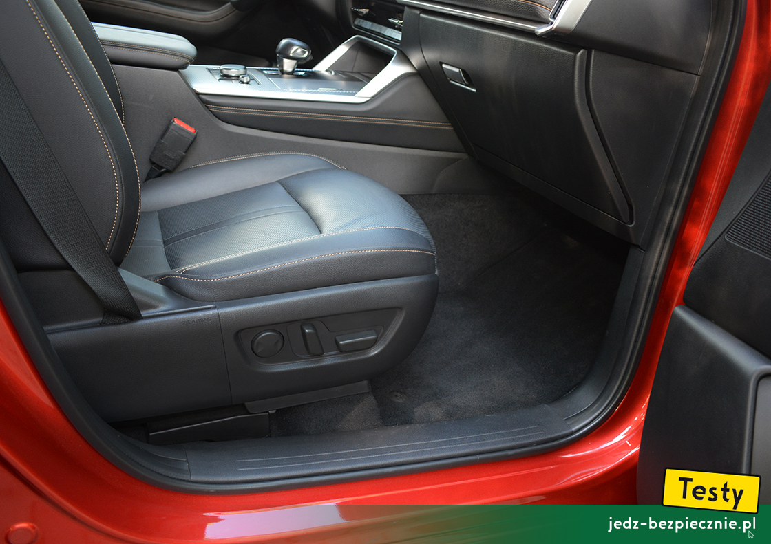 Testy - Mazda CX-60 plug-in - miejsce na nogi, pasażer, fotel, przód