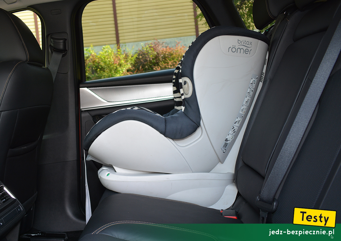 Testy - Mazda CX-60 plug-in - próba z montażem fotelika dziecięcego na kanapie, baza, Isofix, top-tether, przodem do kierunku jazdy, Britax-Romer, TriFix