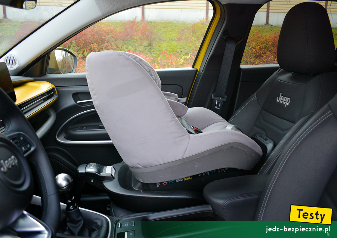 Testy - Jeep Avenger - próba z montażem fotelika dziecięcego, miejsce pasażera, Isofix, tyłem do kierunku jazdy, Maxi-Cosi