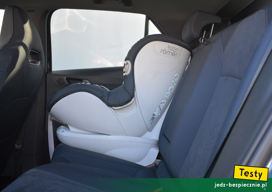 Testy - Cupra Born - montaż fotelika dziecięcego z grupy 1, Isofix, przodem do kierunku jazdy, kanapa