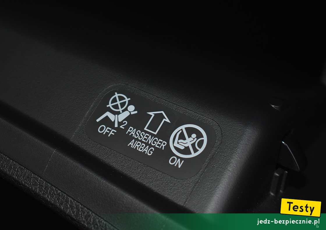 Testy - Nissan X-Trail III - zamykany schowek w kokpicie samochodu