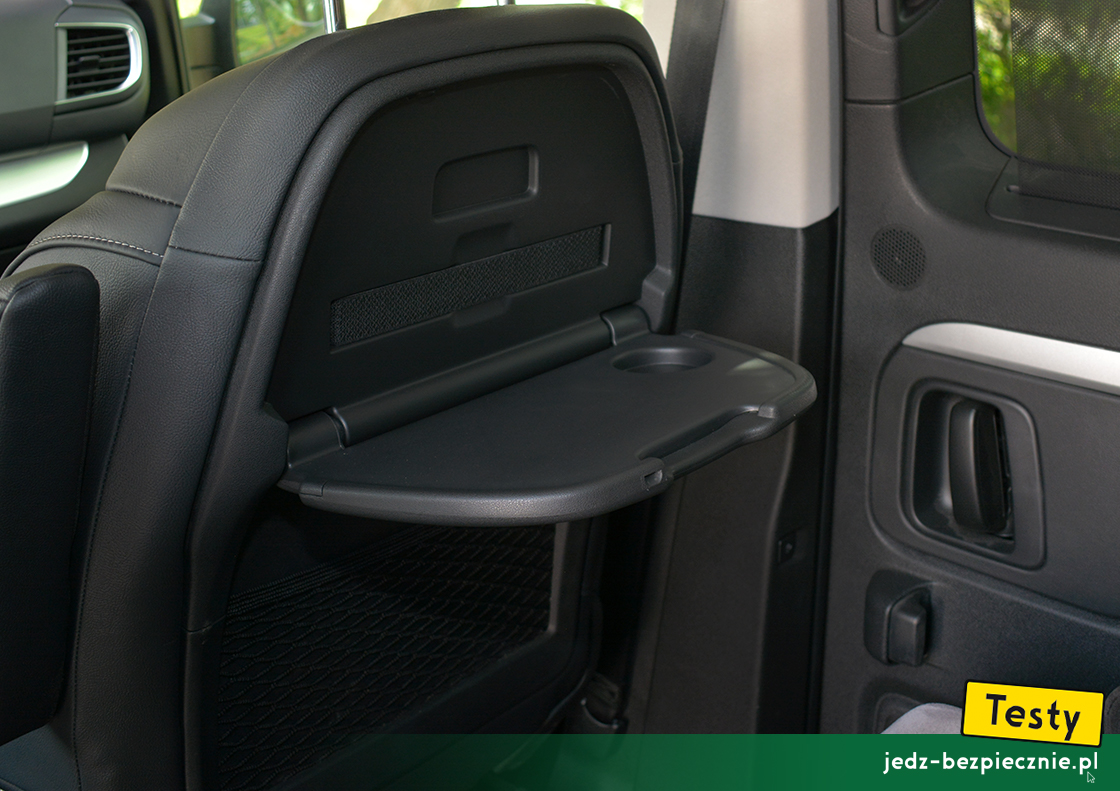 Testy - Peugeot e-Traveller - stolik lotniczy w oparciach foteli