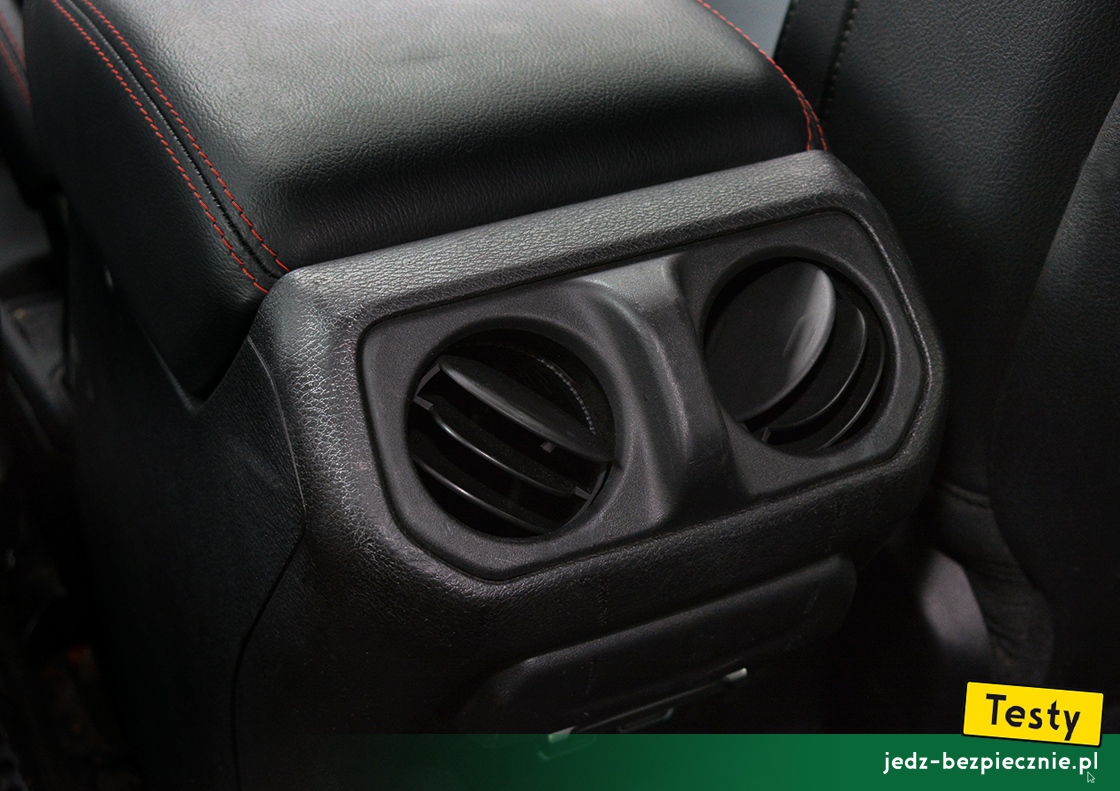 Testy - Jeep Wrangler JL - nawiewy klimatyzacji dla osób podróżujących z tyłu