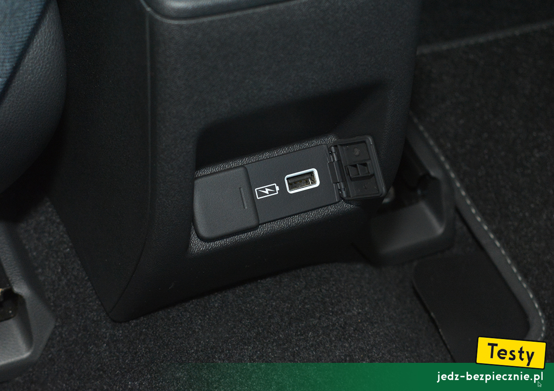 Testy - Honda e - port usb, źródła zasilania elektroników osób podróżujących na kanapie