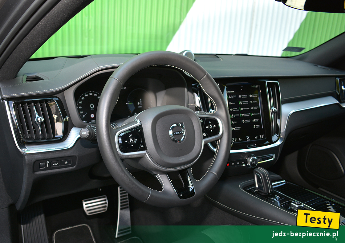 TESTY | Volvo V60 II Hybrid Plug-in | kokpit