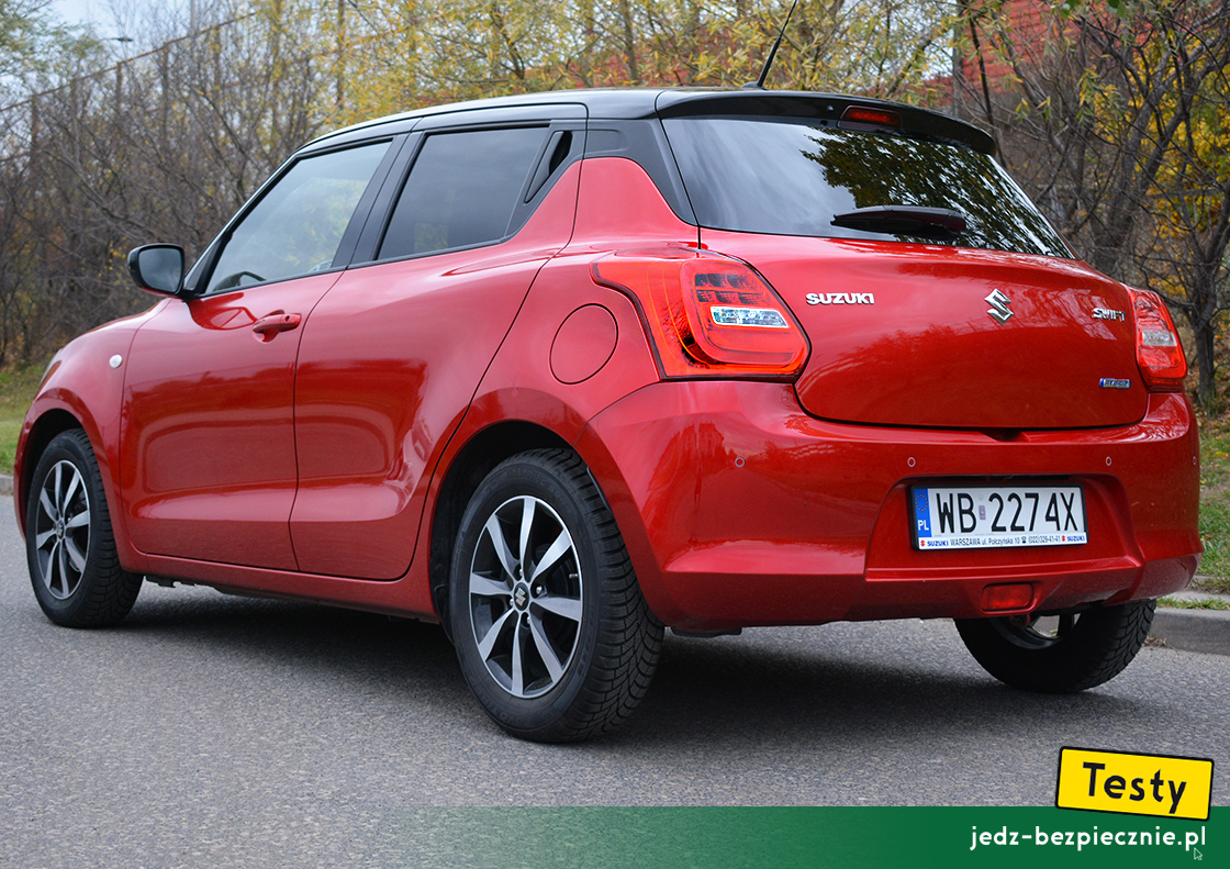 TESTY | Suzuki Swift tył samochodu w kolorze nadwozia Burning Red Pearl Metalic plus czarny dach