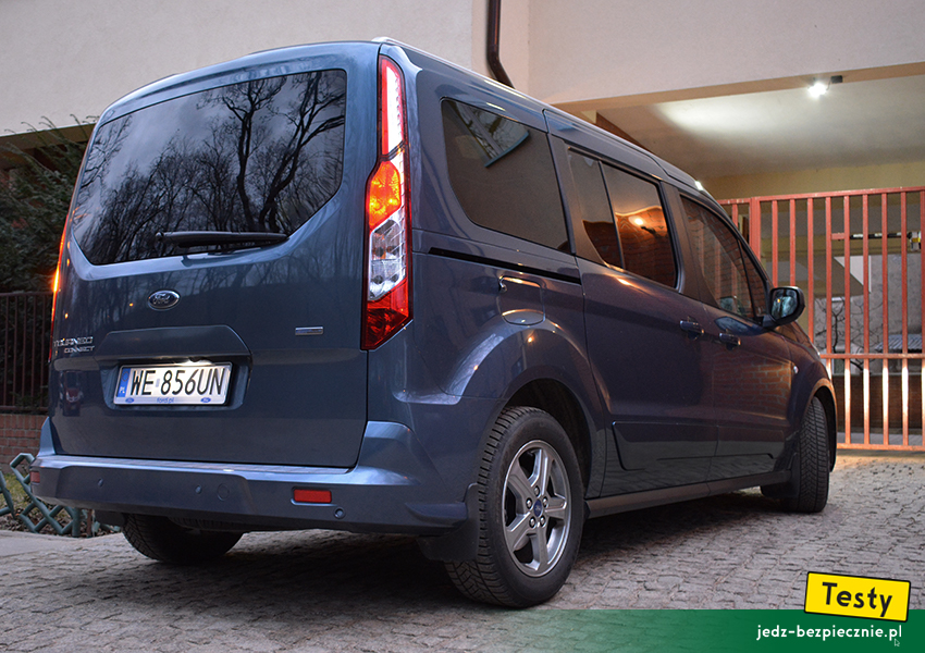 TESTY | Ford Grand Tourneo Connect II facelifting - tył auta z unoszoną do góry pokrywą bagażnika