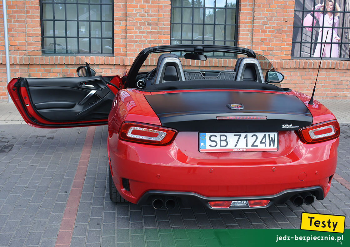 Testy - Abarth 124 Spider - tył samochodu, szeroko otwierane drzwi boczne