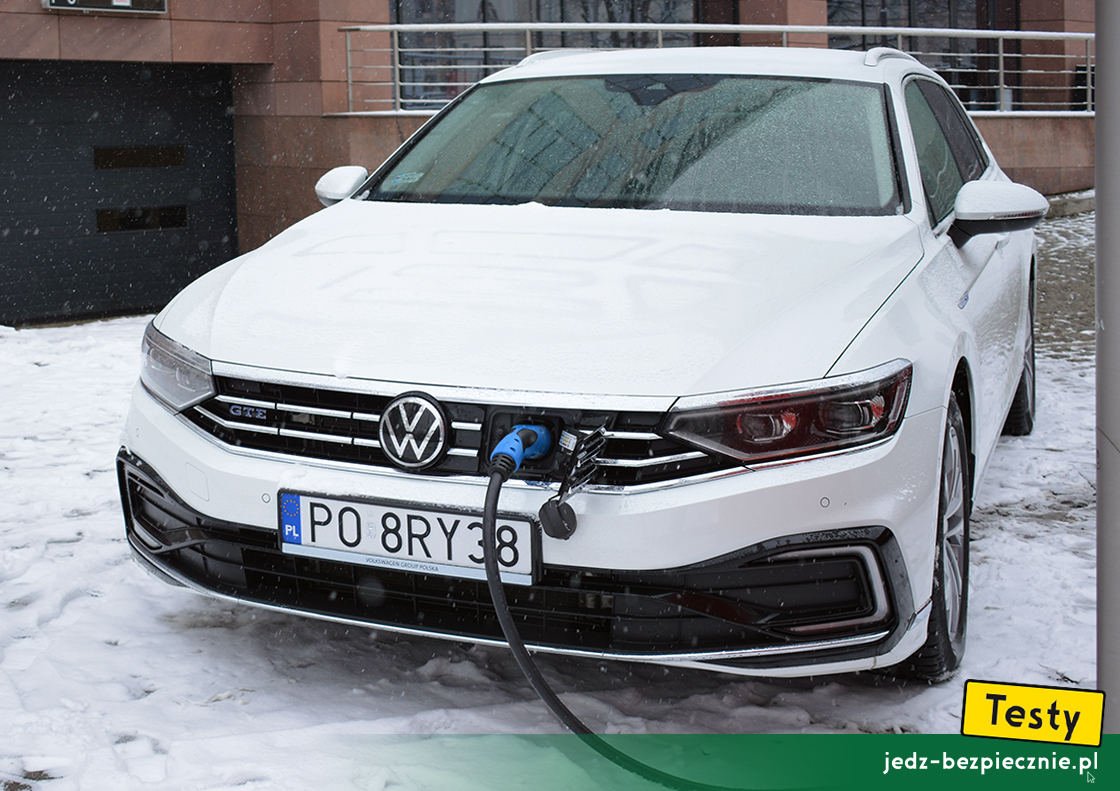 Testy - Volkswagen Passat GTE Variant - przód samochodu podczas ładowania AC