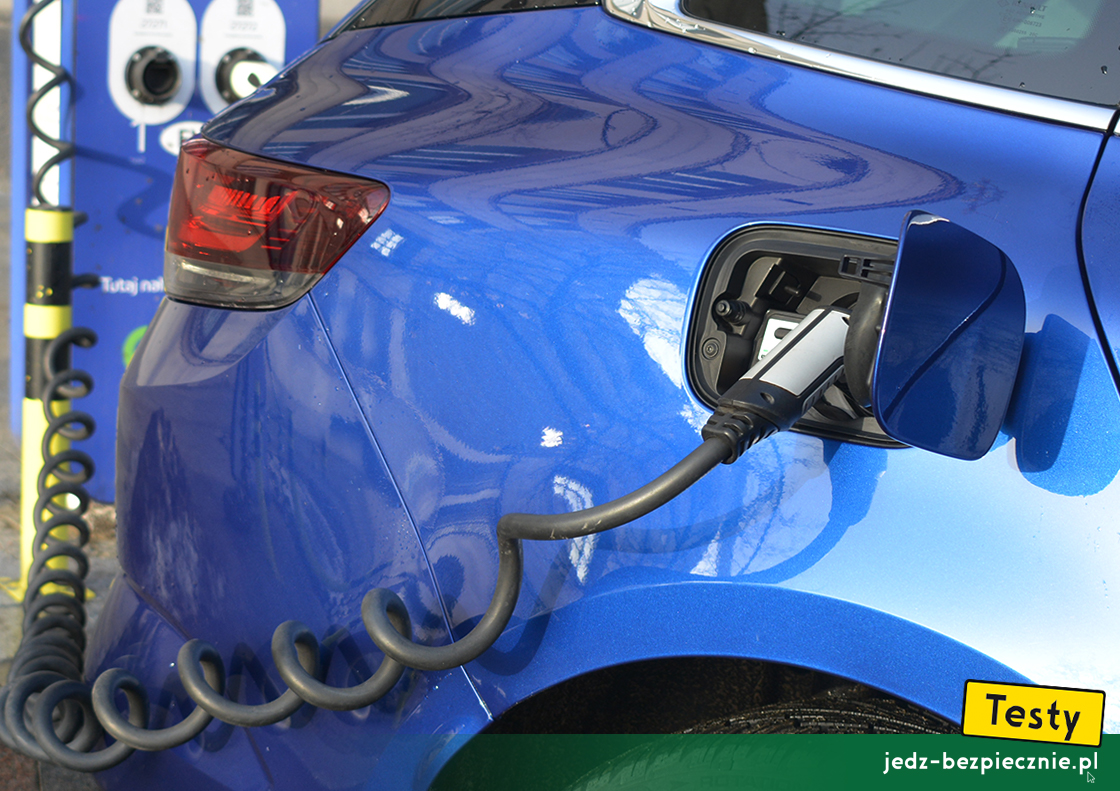 Testy - Renault Megane IV Grandtour FL Plug-in - podłączony kabel do ładowania