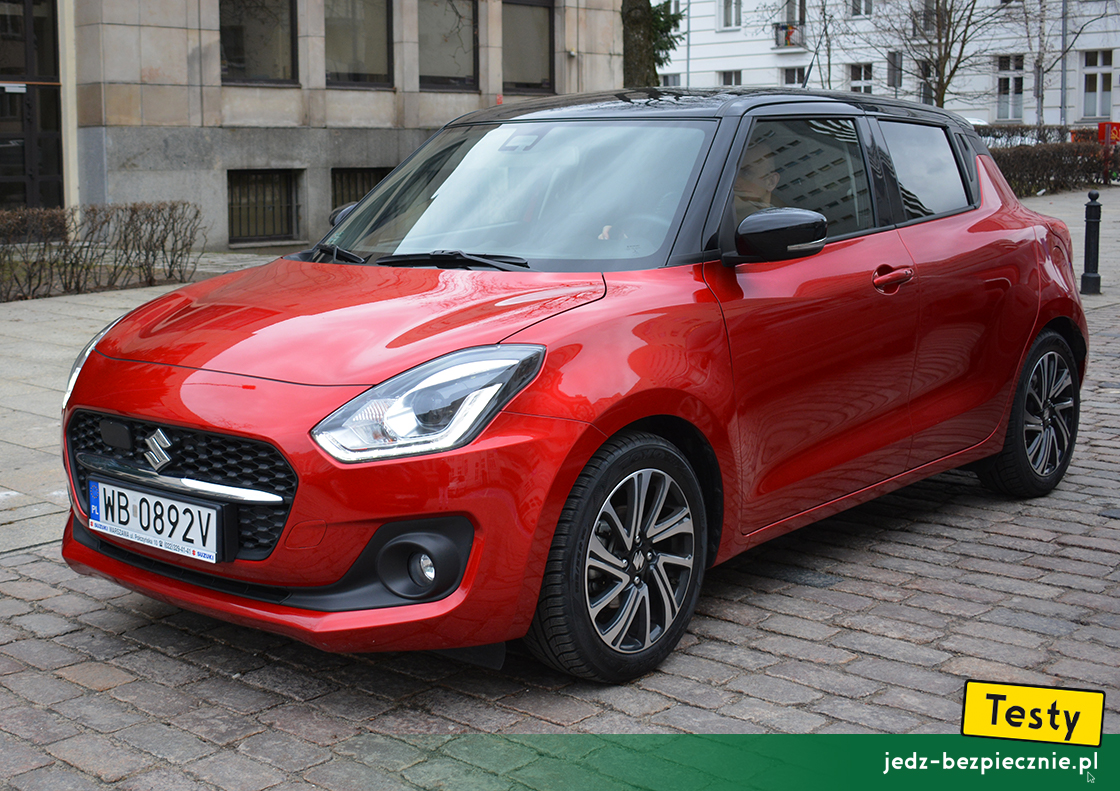 Testy - Suzuki Swift VI fl mild-hybrid - przód samochodu w kolorze Burning Red Pearl Metalic z czarnym dachem