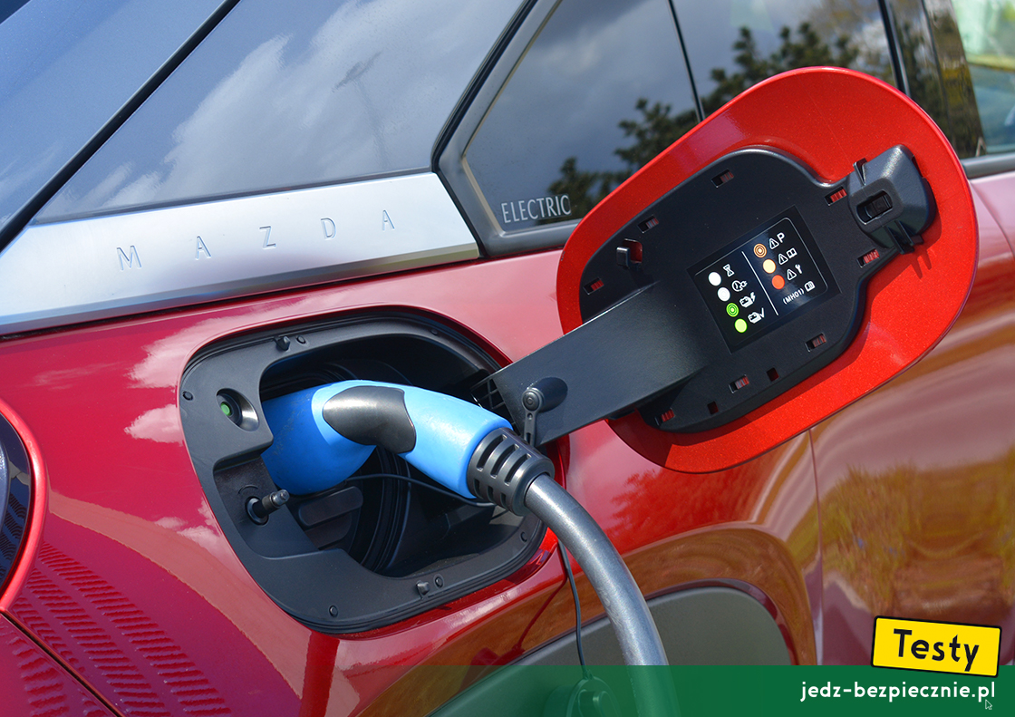 Testy - Mazda MX-30 - podłączenie przewodu do gniazda ładowania Type-2, prąd AC