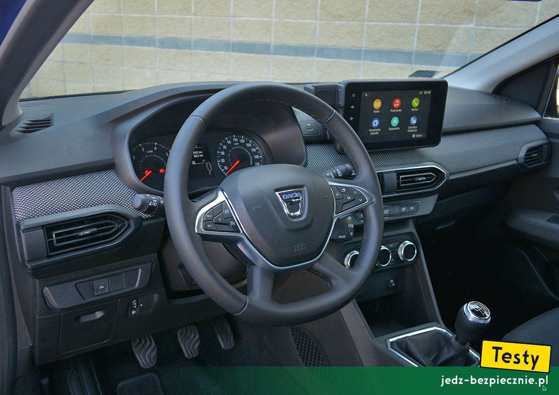 Testy - Dacia Sandero III - kokpit auta w wersji Comfort z 8-calowym ekranem dotykowym