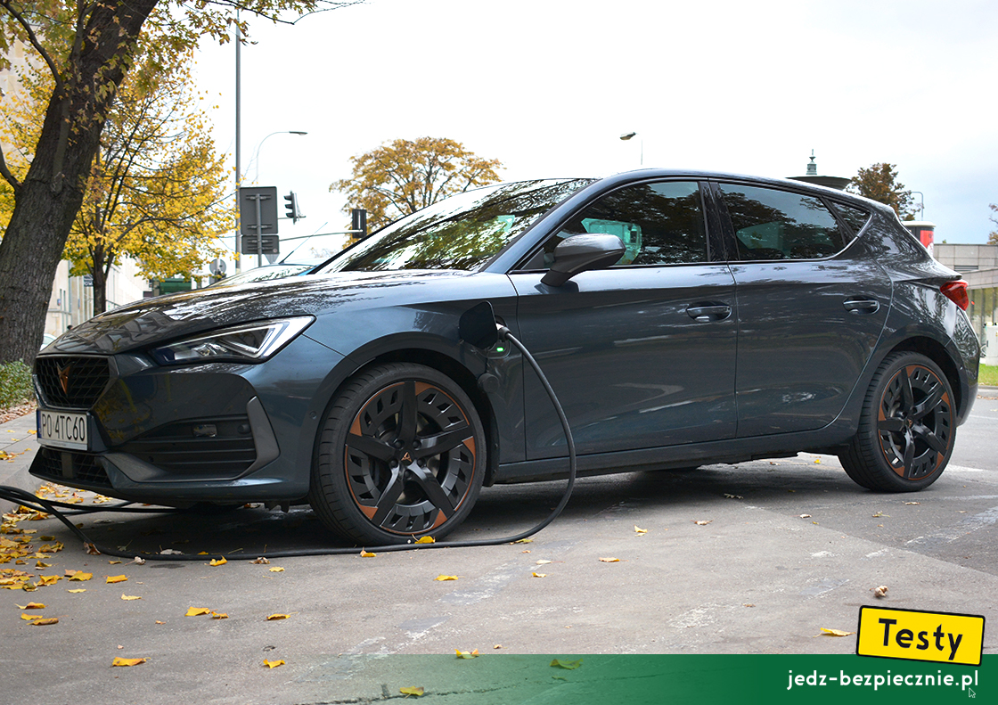 Testy - Cupra Leon e-Hybrid hatchback - przód samochodu z napędem hybrydowym plug-in podczas ładowania baterii
