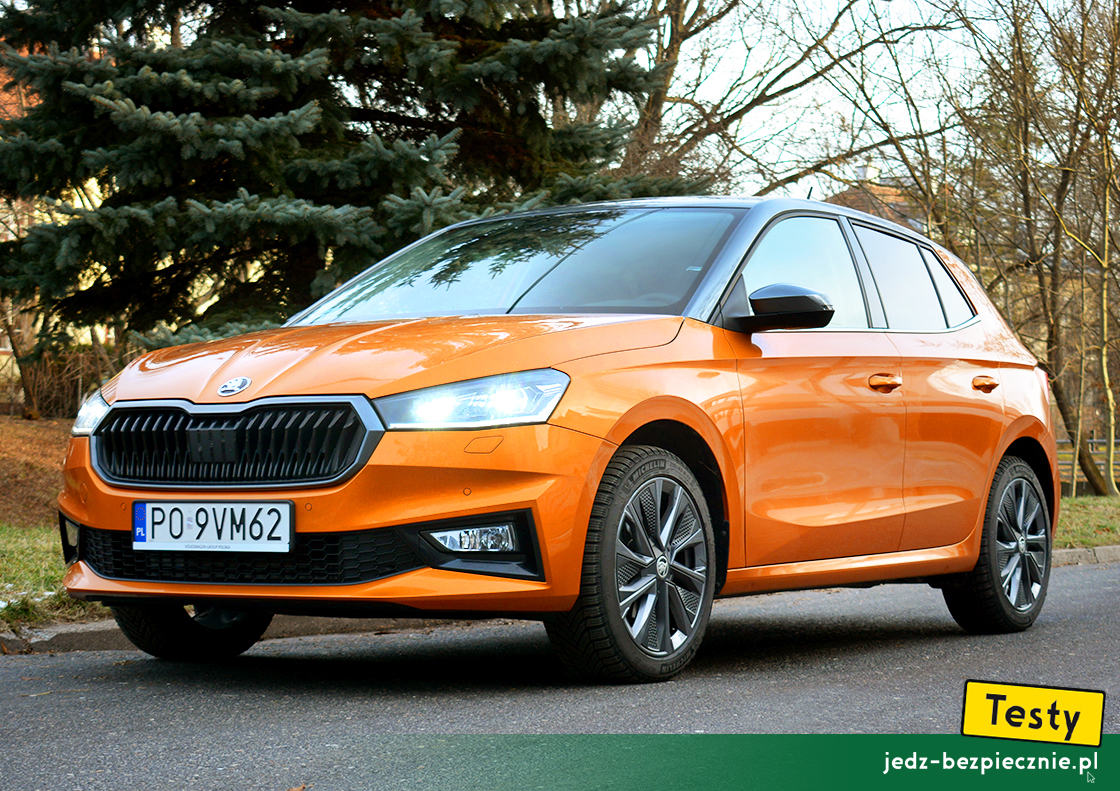 Pierwsze wrażenia - Skoda Fabia IV - przód auta w kolorze pomarańczowym Phoenix z czarnym dachem