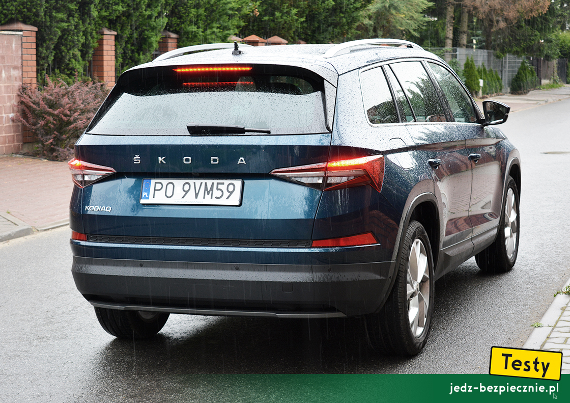 Testy - Skoda Kodiaq fl II 5-osobowa - tył auta w wersji Style w kolorze nadwozia Błękit Lava