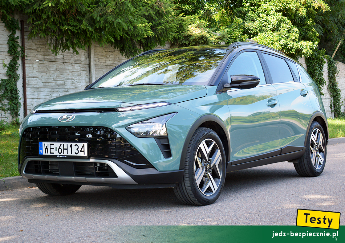 Testy - Hyundai Bayon - przód auta w kolorze Mangrove Green z dachem Phantom Black Pearl