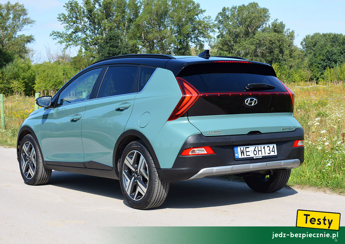 Testy - Hyundai Bayon - tył auta w kolorze Mangrove Green z dachem Phantom Black Pearl w topowej wersji wyposażenia Executive