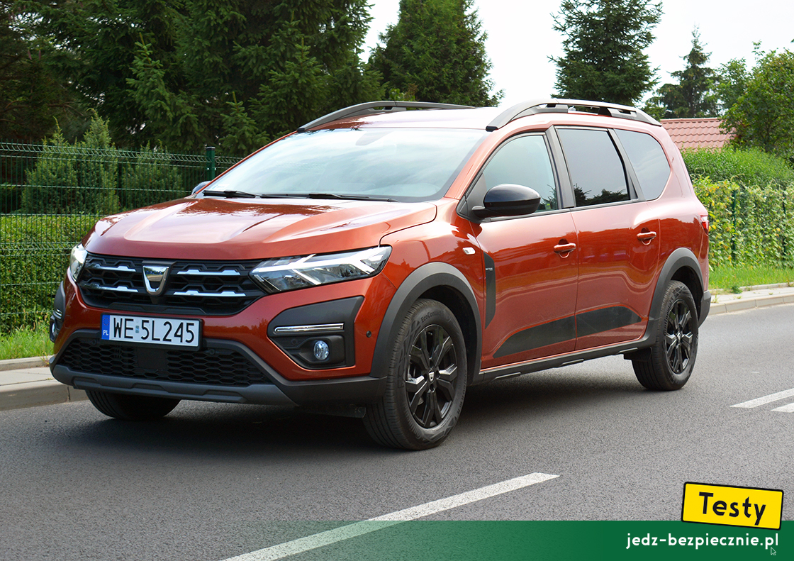 Testy - Dacia Jogger 5-osobowa - przód nowego kombi w metalizowanym lakierze Terracotta
