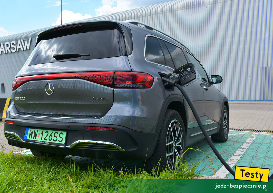 Testy - Mercedes EQB 5-osobowy - tył samochodu w trakcie ładowania