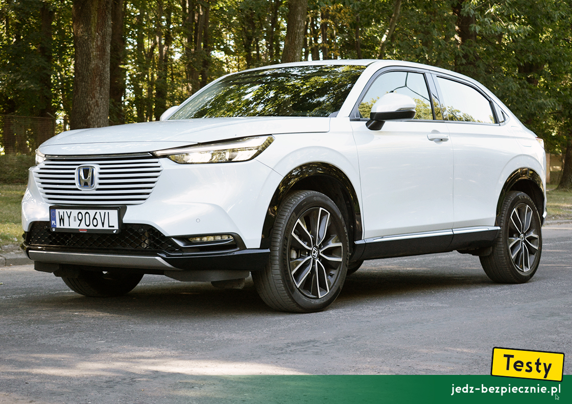 Testy - Honda HR-V e:HEV - przód samochodu w kolorze Platinum White Pearl i wersji wyposażenia Advance