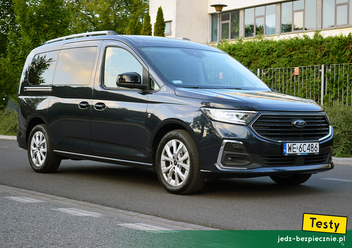 Testy - Ford Grand Tourneo Connect III 5-osobowy - przód samochodu w kolorze Midnight Blue i wersji wyposażenia Titanium