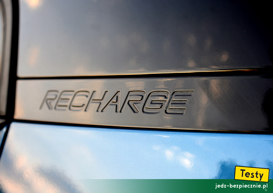 Testy - Volvo XC40 Recharge - napis Recharge na ostatnim słupku