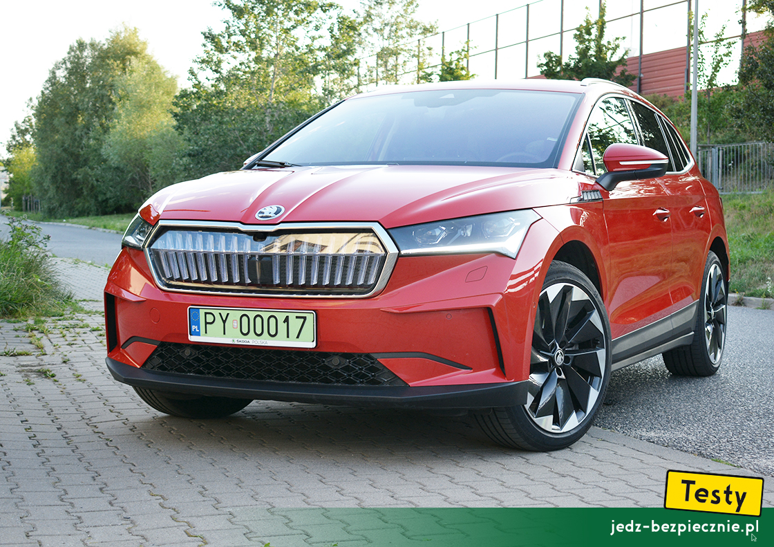 Testy - Skoda Enyaq iV 80x 4x4 - przód auta z podświetlanym grilem Crystal Face