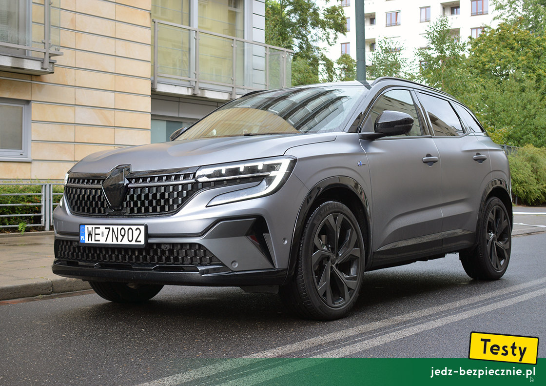 Testy - Renault Austral - przód auta w kolorze Schiste Satin i topowej wersji wyposażenia Iconic Esprit Alpine